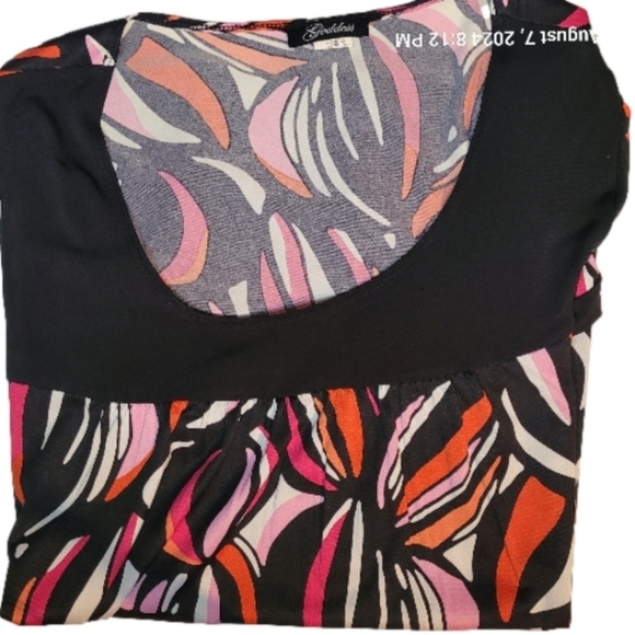 GODDESS, Black, white, red, & pink, abstract floral short-sleeve top. Sz 1X - Picture 4 of 6